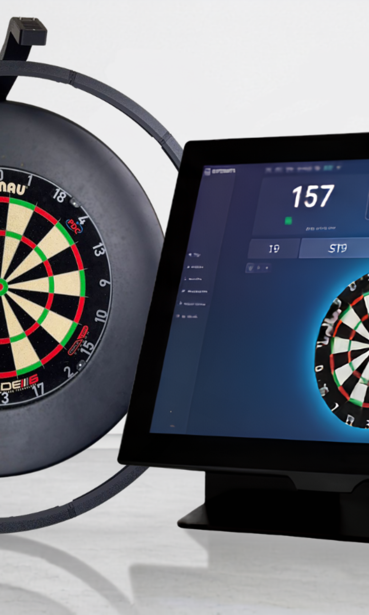 Autodarts scoresysteem met touchscreen pc naast het dartbord